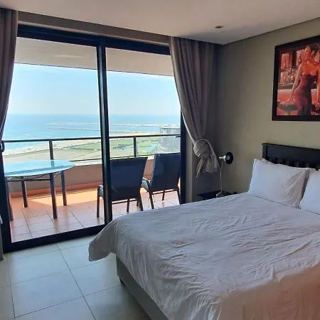 Accommodation Front - Immaculate 4 Sleeper With Ocean & Harbour Views Durban Buitenkant foto